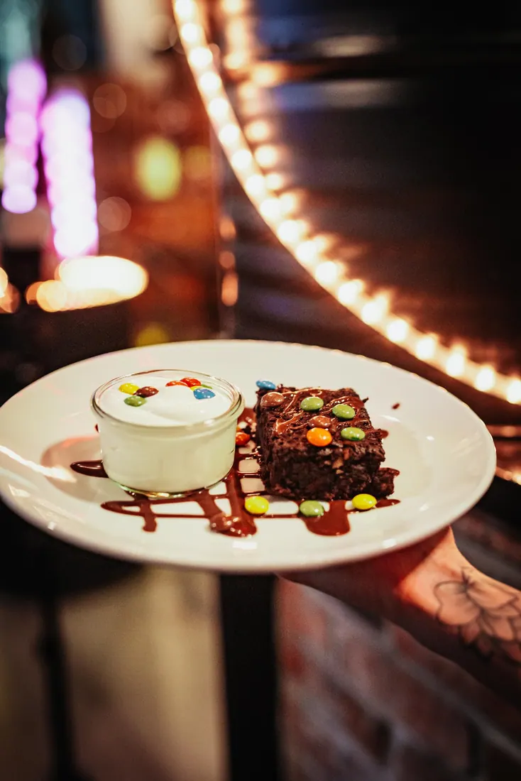 Brownie z bitą śmietaną i polewą czekoladową