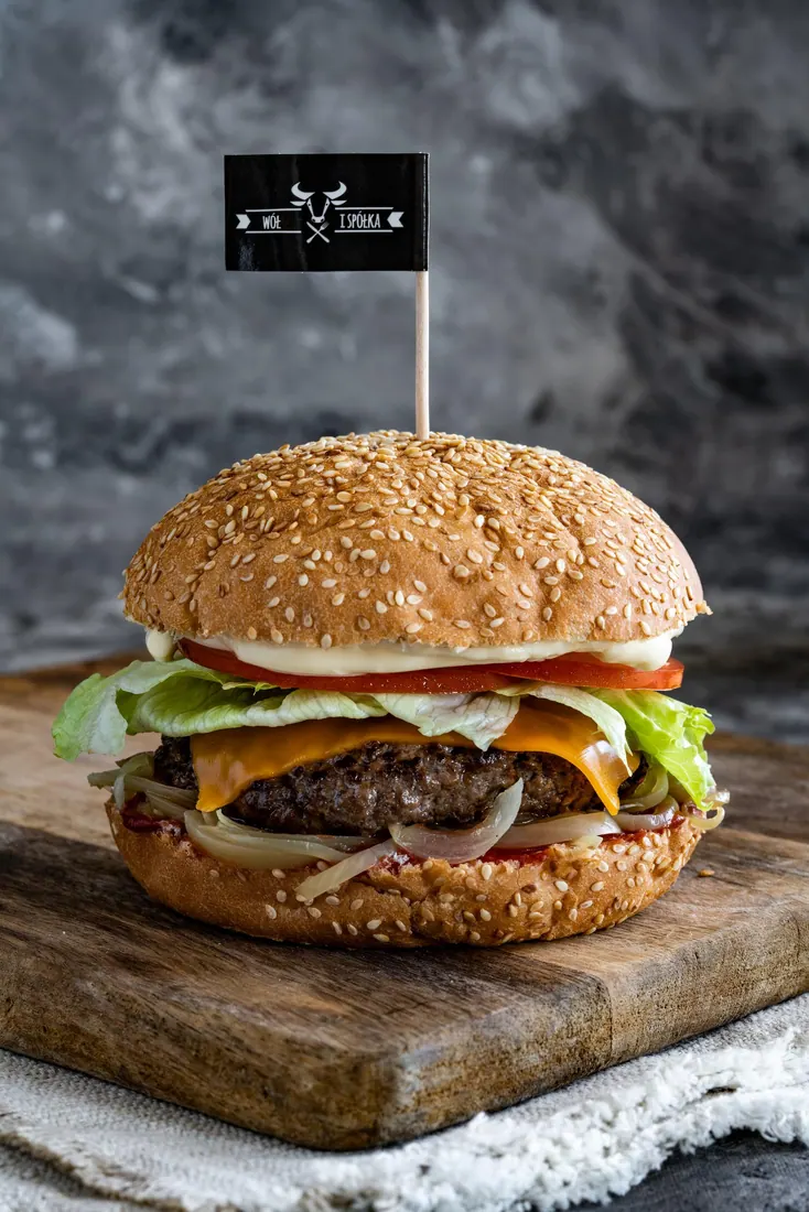 Burger z wołowiną, cheddarem i świeżą sałatą