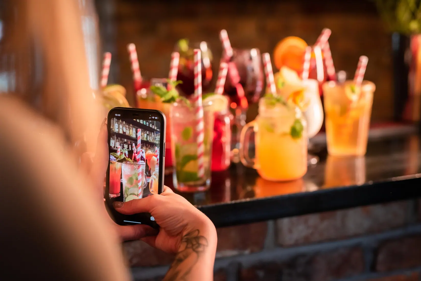 Kolorowe koktajle i lemoniady na barze