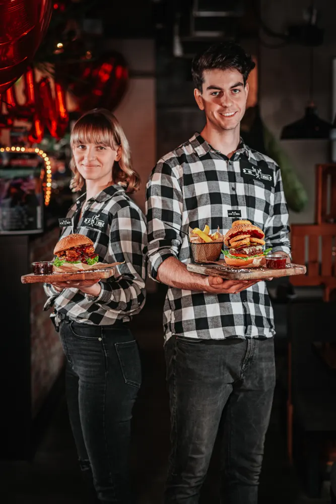 Obsługa Wół i Spółka z deskami burgerów